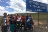 "Na cestě přes Kyrgyzstán bylo díky místním občas velmi veselo," glosuje cestovatel.