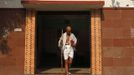 Mahesh Chaturvedi, 63, who dresses up like Mahatma Gandhi, walks out of his residence in the outskirts of New Delhi October 23, 2012. Chaturvedi says that the soul of Gandhi resides in him and he has been sent to continue the work of Father of the Nation. After his self proclaimed transformation in 2002 as Gandhi, Chaturvedi has been travelling extensively and plays up to his startling resemblance to Gandhi at protests and demonstrations. Picture taken October 23, 2012. REUTERS/Mansi Thapliyal (INDIA - Tags: SOCIETY) Published: Lis. 26, 2012, 3:58 dop.