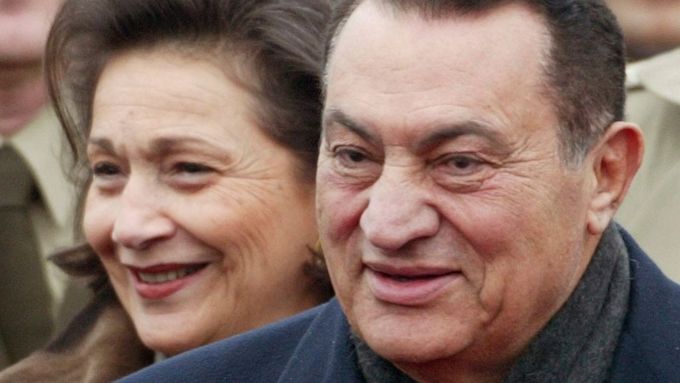Jeden z mála snímků Husního Mubaraka, na nichž jsou patrné známky stárnutí. Fotografové jej pořídili v roce 2003, když přijel s manželkou Suzanne na návštěvu do Berlína.