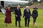 Trumpovi se na nádvoří Windsoru – kam kvůli protestujícím davům dorazili helikoptérou –  setkali s princeznou Catherine a princem Williamem.