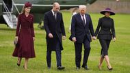 Trumpovi se na nádvoří Windsoru – kam kvůli protestujícím davům dorazili helikoptérou –  setkali s princeznou Catherine a princem Williamem.