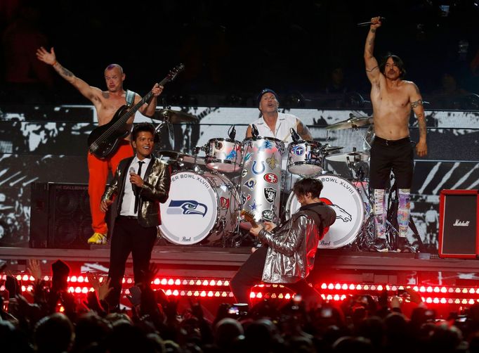 Super Bowl XLVIII: Denver Broncos vs. Seattle Seahawks (Bruno Mars a lídr skupiny Red Hot Chili Peppers Anthony Kiedis)