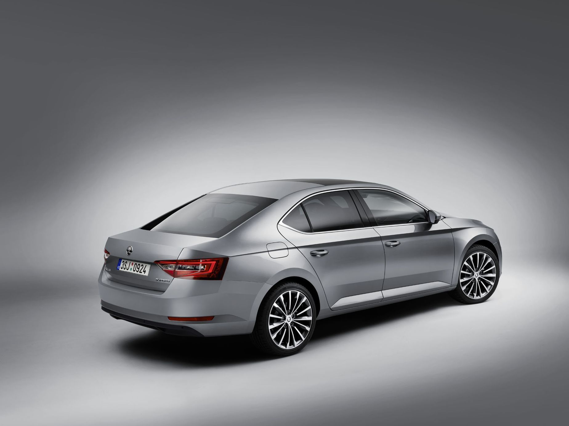 Škoda Superb 2015 (šikmo záď)