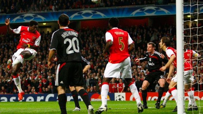Útočník Arsenalu Adebayor vstřílí vedoucí gol svého týmu. Na vítězství to však nestačilo.