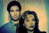Během natáčení seriálu Akta X se spekulovalo o milostném poměru hlavních představitelů, Gillian Anderson (agentka Scullyová) a Davida Duchovnyho (agent Mulder). Oba herci ale vztah popírali.