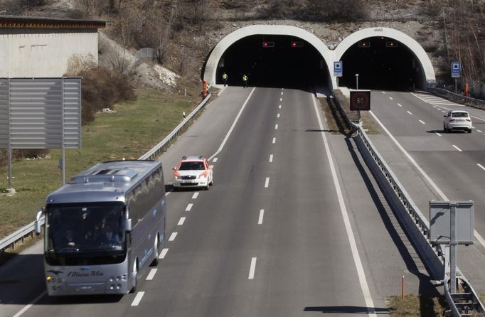 Autobus odváží pozůstalé z místa nehody. Byli se podívat v tunelu, kde k neštěstí došlo.