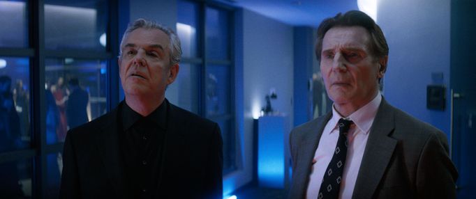 Danny Huston a Liam Neeson v komedii Bláznivá střela.