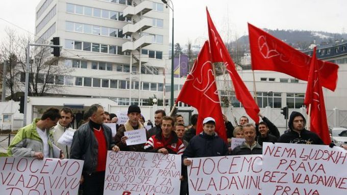 Členové bosneské Sociálnědemokratické strany demonstrují v Sarajevu za to, aby zahraniční soudci a Vysoký představitel mezinárodního společenství v Bosně zůstali. Bosenskosrbští politici chtějí jejich odchod.