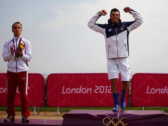 Jaroslav Kulhavý slaví zlatou medaili na OH 2012 v Londýně.