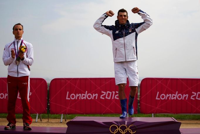 Jaroslav Kulhavý slaví zlatou medaili na OH 2012 v Londýně.