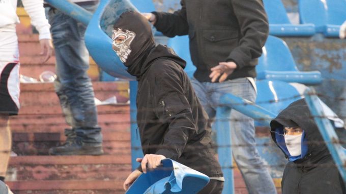Prohlédněte si fotografii z poločasových násilností mezi fanoušky Baníku Ostrava a Sparty ve šlágru 21. kola Gambrinus ligy.