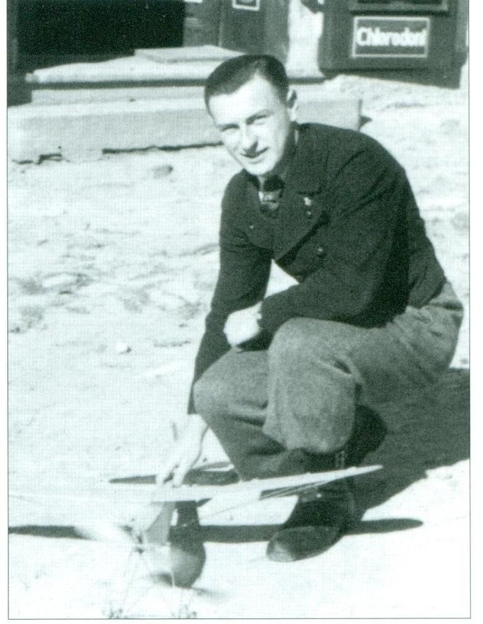 Mladý Zdeněk Škarvada s vlastnoručně vyrobeným dřevěným modelem letadla.