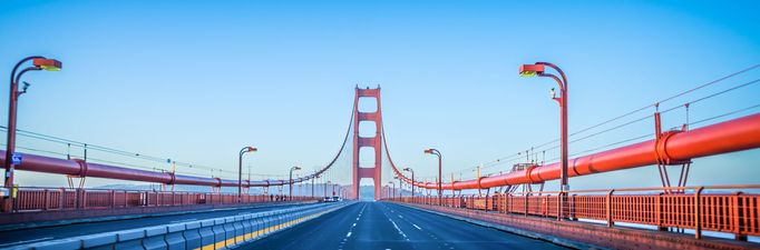 Záběr ze vozovky vedoucí přes visutý most Golden Gate Bridge u města San Francisco v Kalifornii v USA. Nedatovaný snímek.