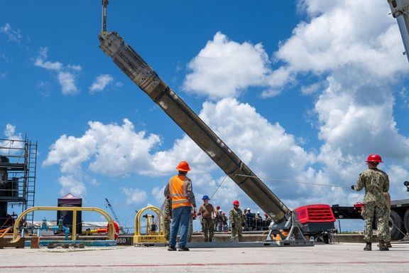 Námořníci přidělení k Navy Munitions Command Pacific, East Asia Division, Unit Guam nakládají UGM-109 Tomahawk.