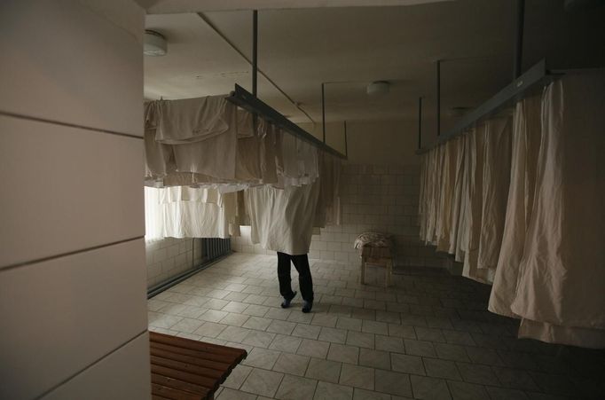 ¨An inmate works inside a bath and laundry building at a high-security male prison camp outside Russia's Siberian city of Krasnoyarsk May 14, 2013. High-security male prison camp number 17 is intended to house male inmates who are serving a sentence for the first time, and have been convicted for serious crimes. Prisoners at the facility work in wood and metal processing shops, manufacture furniture, sew clothes and do other kinds of work. They can also take part in educational, sport and cultural programs. Picture taken May 14, 2013. REUTERS/Ilya Naymushin (RUSSIA - Tags: CRIME LAW SOCIETY) ATTENTION EDITORS: PICTURE 14 OF 29 FOR PACKAGE 'INSIDE SIBERIA'S PRISONS' SEARCH 'ILYA PRISON' FOR ALL IMAGES Published: Čer. 19, 2013, 10:03 dop.