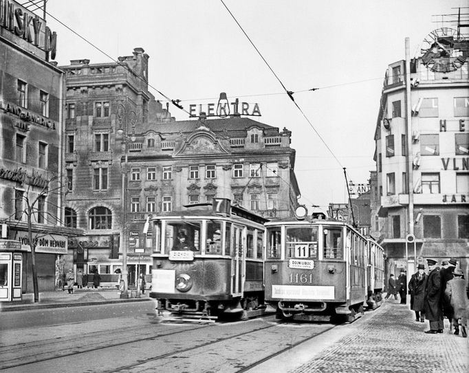 Historická fotografie zachycující provoz tramvajové linky na Václavském náměstí, která zde byla v provozu mezi lety 1884-1980.