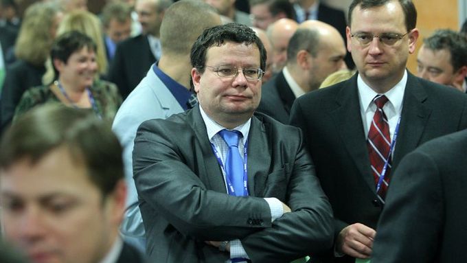 Kongres ODS: Ministři Alexandr Vondra a Petr Nečas čekají ve frontě před volební místností
