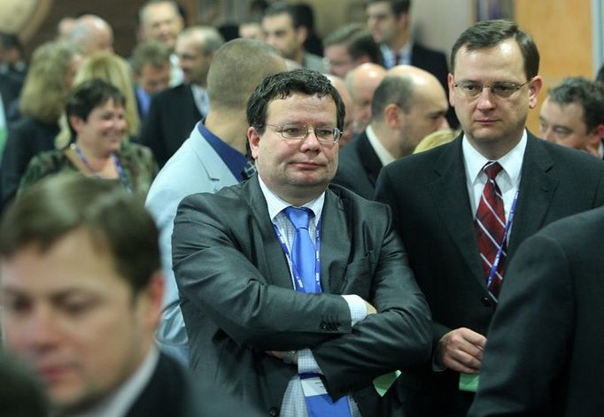 Kongres ODS: Ministři Alexandr Vondra a Petr Nečas čekají ve frontě před volební místností