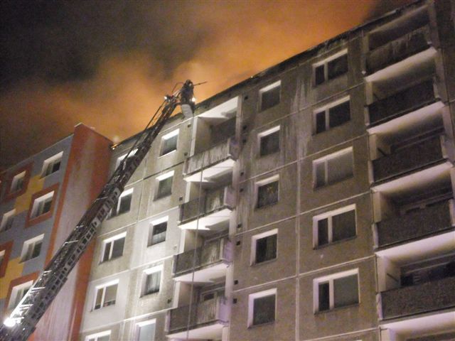 Požár paneláku v Jirkově na Chomutovsku