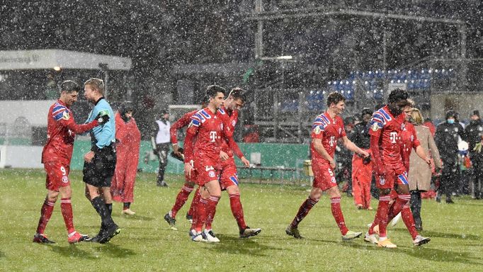 Hlavy dole. Fotbalisté Bayernu opouštějí trávník potupeni