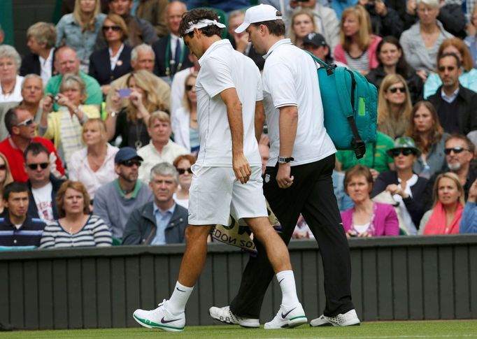 Švýcarský tenista Roger Federer musel být v osmifinále Wimbledonu 2012 ošetřován.