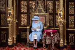 Královna Alžběta poprvé od smrti manžela: Představila priority vlády i boj s covidem