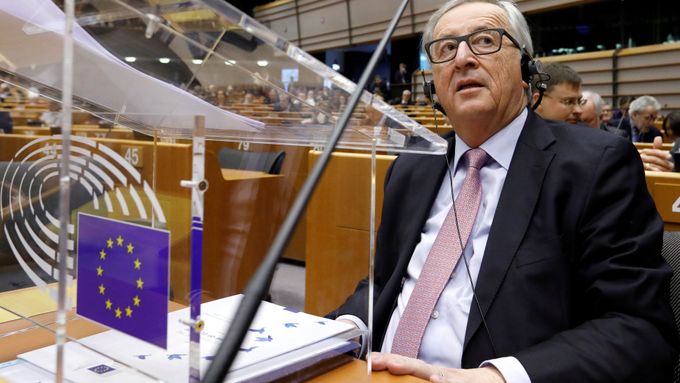 Jean-Claude Juncker představuje v Evropském parlamentu takzvanou bílou knihu.
