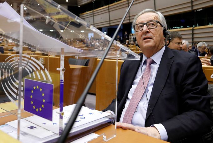 Jean-Claude Juncker představuje v Evropském parlamentu takzvanou bílou knihu.