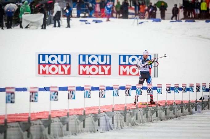 Michal Krčmář na střelnici při závodě s hromadným startem v Annency.