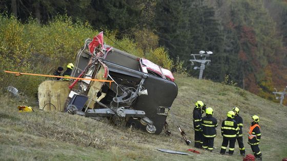 Při pádu lanovky na Ještědu zahynul průvodčí. Kabina spadla z 30 metrů