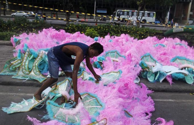 A reveller prepares costumes before the start of the second night of the annual Carnival parade in Rio de Janeiro's Sambadrome, February 11, 2013. REUTERS/Pilar Olivares (BRAZIL - Tags: SOCIETY) Published: Úno. 11, 2013, 11:14 odp.