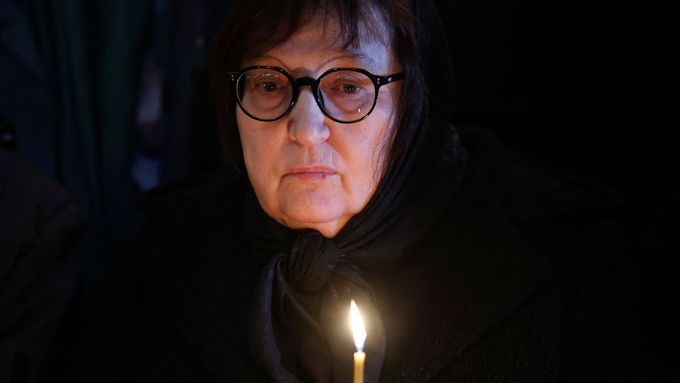 Matka Alexeje Navalného Ljudmila na pohřbu.