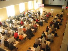 Desítky lidí skloněných nad papíry. Tak vypadají šampionáty v luštění sudoku.