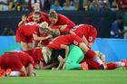 Německé fotbalistky slaví po výhře nad Švédskem zisk zlatých medailí