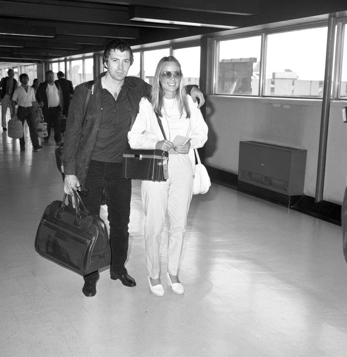 Herec Lewis Collins, který hrál Bodieho v seriálu Profesionálové, se svou přítelkyní Marion Sheffieldovou na letišti Heathrow před odletem do Kalifornie. Rok 1981