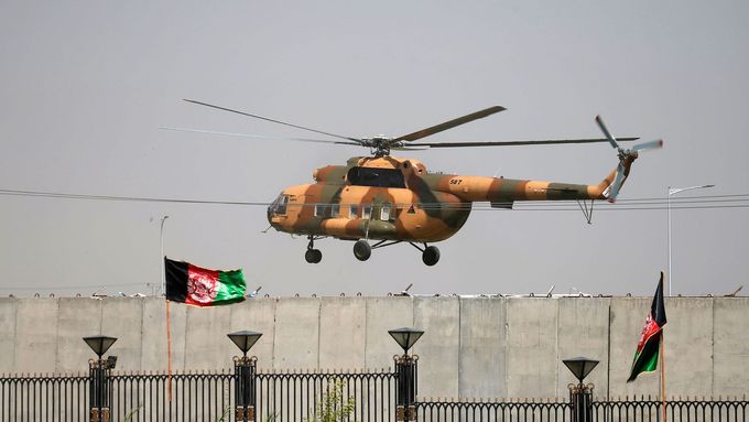 Helikoptéra afghánské armády přistává v Kábulu.