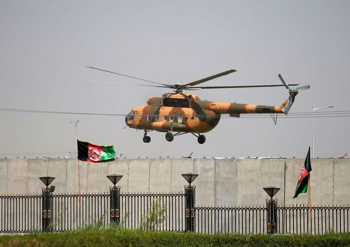 Helikoptéra afghánské armády přistává v Kábulu.