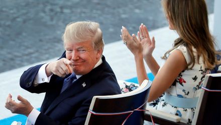 Kapela překvapila prezidenty známým hitem. Macron se bavil, Trump nudil