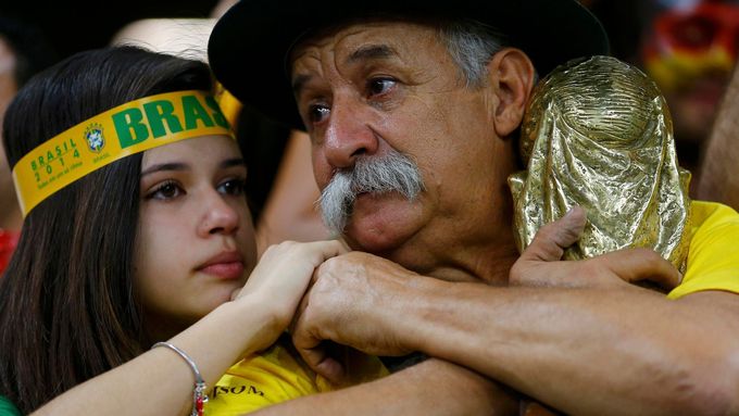 Není proč se stydět za slzy. (Brazilští fanoušci na zápase s Německem.)