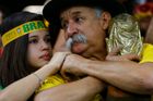 Synové nejslavnějšího brazilského fanouška převzali žezlo. Do Ruska odletěli i s modelem poháru