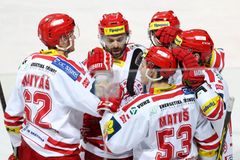 Třinec triumfoval v Boleslavi, Pardubice stále živí naději