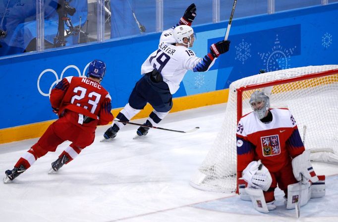 Jim Slater (19) slaví gól na 2:2 ve čtvrtfinále Česko - USA na ZOH 2018