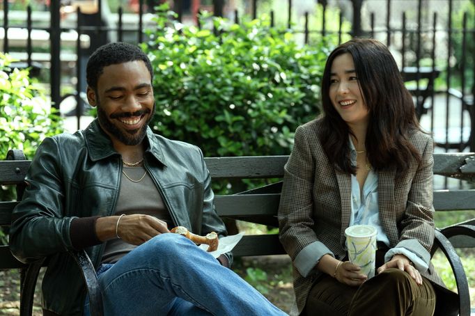 Donald Glover jako John Smith a Maya Erskine v roli Jane Smith.