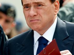 Na smuteční obřad dorazil i italský premiér Silvio Berlusconi.