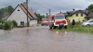 Rozvodněný potok ve Vižňově na Broumovsku.