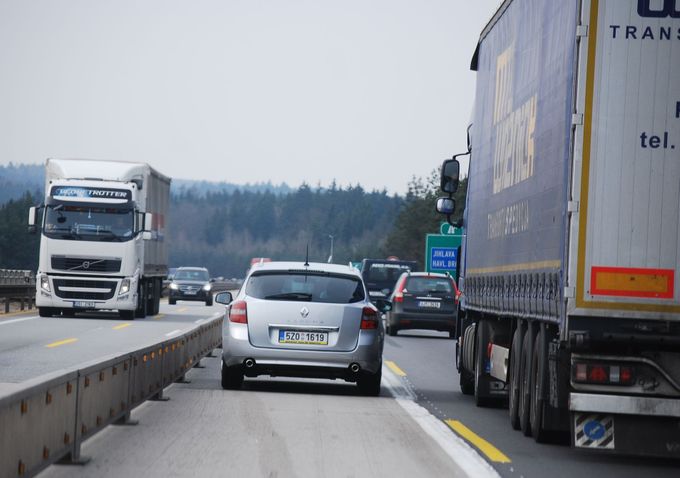 Jízda v levém pruhu ve zúženém úseku vyžaduje maximální koncentraci. Předjíždění kamionu leckomu zvedne hladinu adrenalinu v krvi.