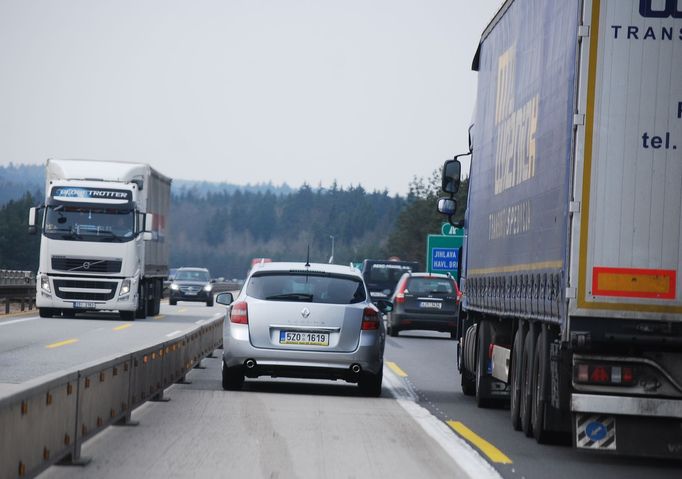 Jízda v levém pruhu ve zúženém úseku vyžaduje maximální koncentraci. Předjíždění kamionu leckomu zvedne hladinu adrenalinu v krvi.