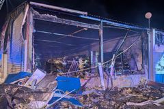 Hasiči po 18 hodinách uhasili požár skladu se zábavní pyrotechnikou na Litoměřicku