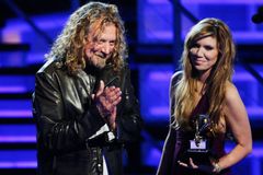 Robert Plant s Alison Kraussovou triumfovali na Grammy. Odnesli si pět sošek
