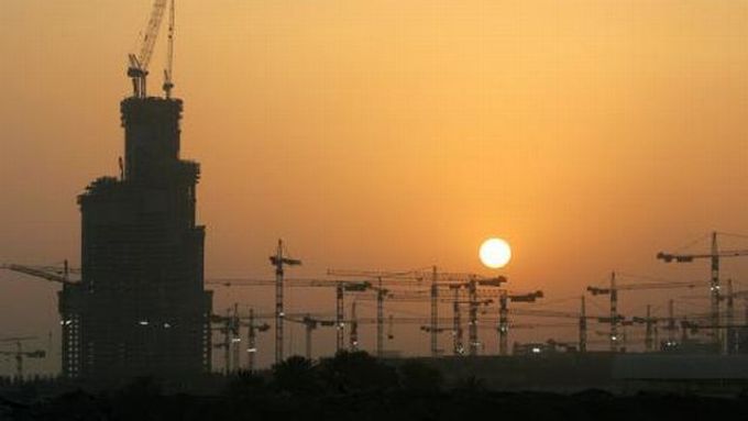 Západ slunce nad Dubají, asi největším staveništěm světa. Vlevo Búrdž Dubaj.